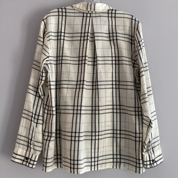 Calvin Klein Jeans ivory gray plaid blouse. Long sleeves V-neck collar. Small
C - Picture 5 of 10
